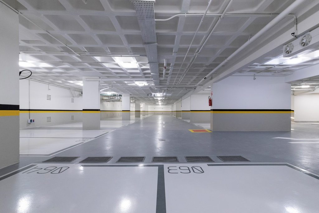 Vaga de garagem com ponto de recarga