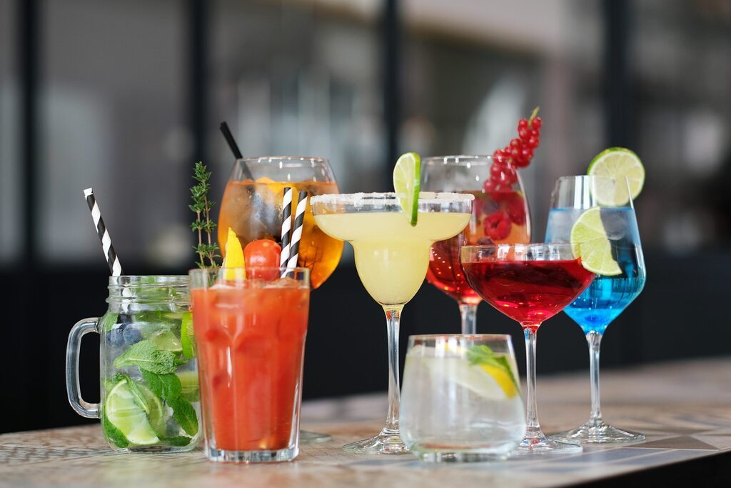 5 receitas de drinks sofisticados para fazer em casa neste verão
