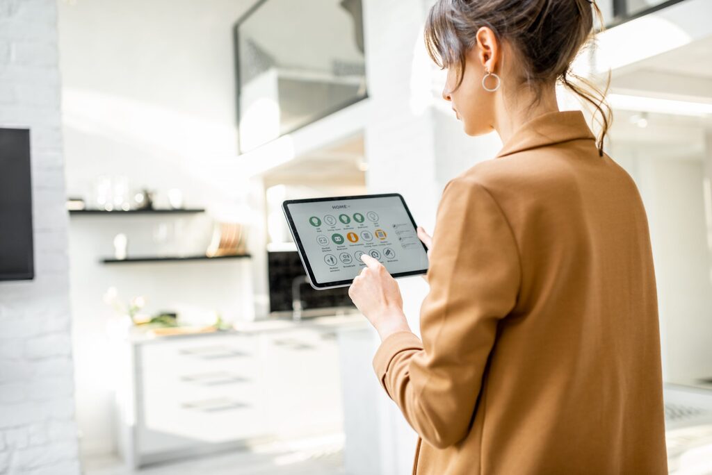 De olho: como garantir sua segurança virtual em uma casa inteligente e conectada?